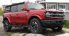 1200px-2021_Ford_Bronco_Outer_Banks,_Front_Right,_10-10-2021.jpg